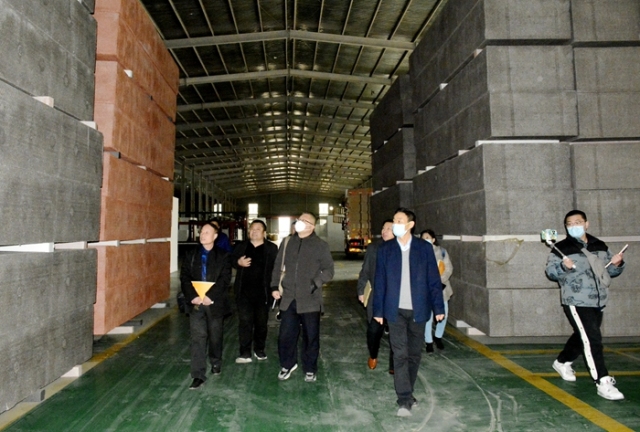 “黨旗飄揚火炬紅，建造百年新華能”.jpg
